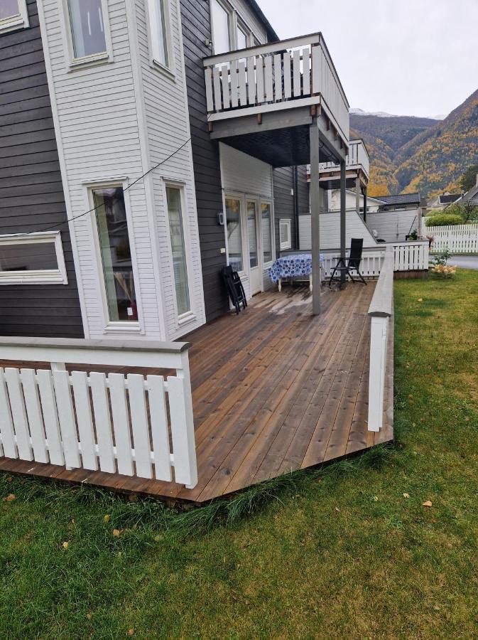 Appartamento Hillegard Lærdalsøyri Esterno foto